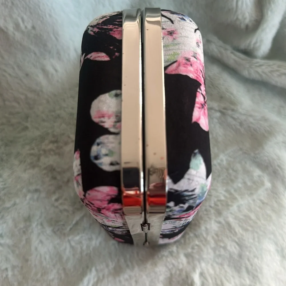 NWT White House Black Market Floral Clutch - Picture 4 of 15